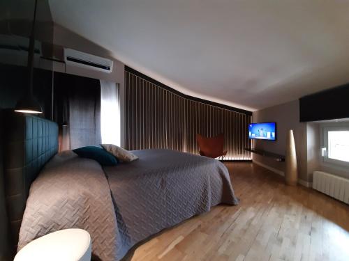 MoAA Modern Art Apartment — 4-Star Luxury Hotel in Desenzano Del Garda, Italy