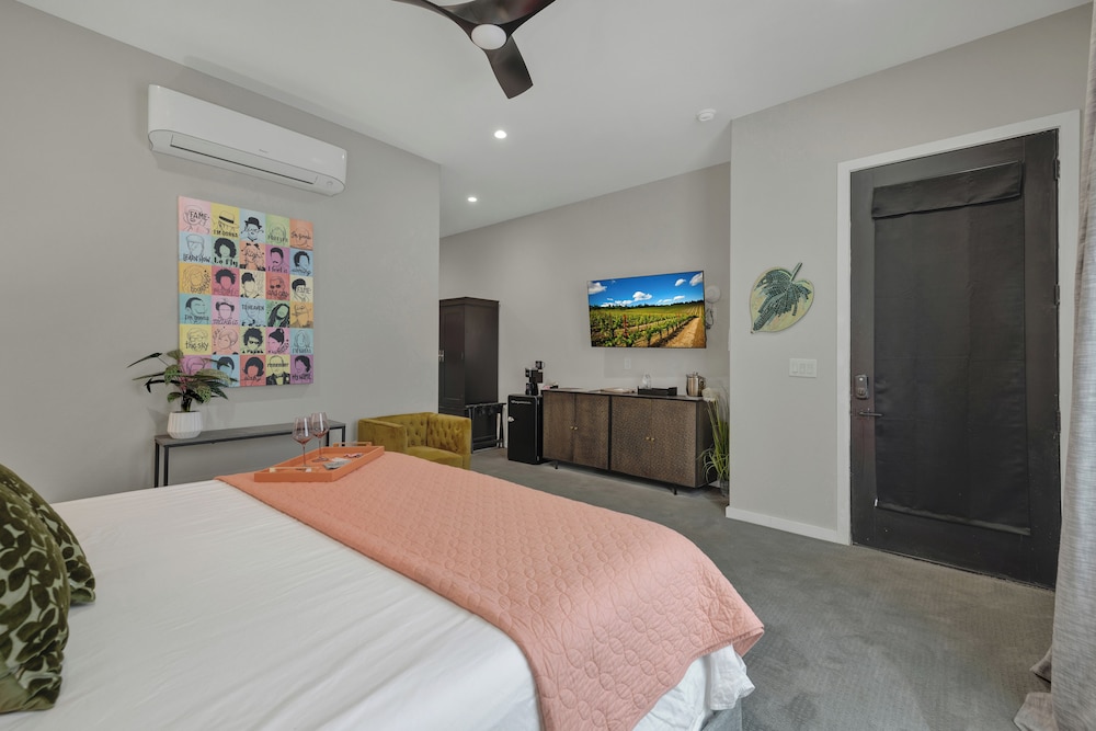 The Bentley Hotel Palm Room Hill Country View - photo 5