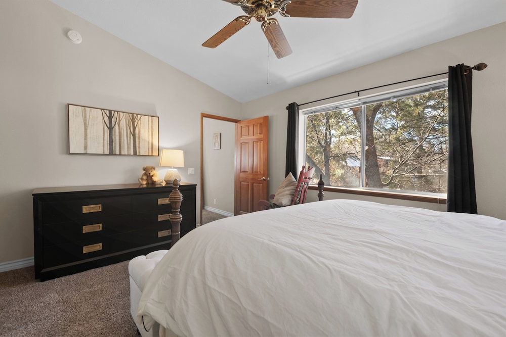 Gutierrez Getaway - last minute hotel in Big Bear City