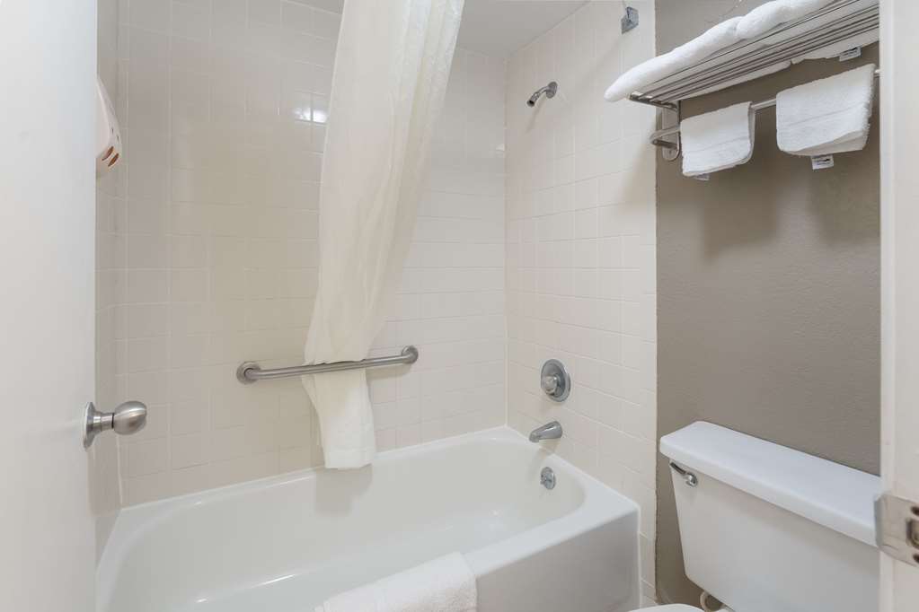 Econo Lodge Thomaston - photo 21