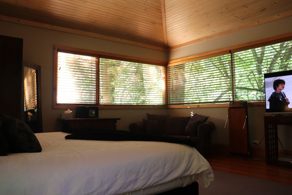 Linden Gardens Rainforest Retreat — 5-Star Luxury Hotel in Mount Dandenong, Australia
