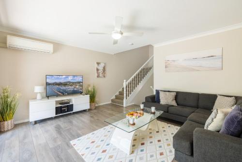 Bushmans 9 24 Tomaree Street Spacious townhouse with air conditioning and close to Nelson Bay Town Centre — 4-Star Luxury Hotel in Nelson Bay, Australia