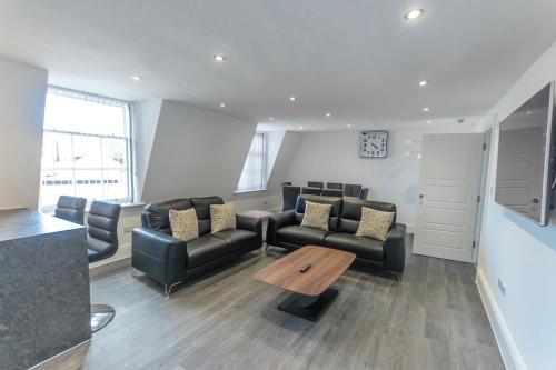 3 Bed The Regency Suite by Pureserviced — 5-Star Luxury Hotel in Plymouth, United Kingdom