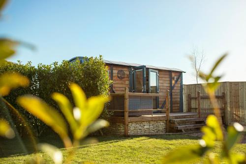 Yew Lodge Shepherd's Hut Railway Carriage with Hot Tub Sleeps 4 Escape Completely — 4-Star Luxury Hotel in Boston, United Kingdom