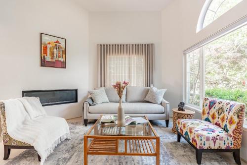 Spacious Central Kirkland Gem with Deck Near Google — hotel in Kirkland