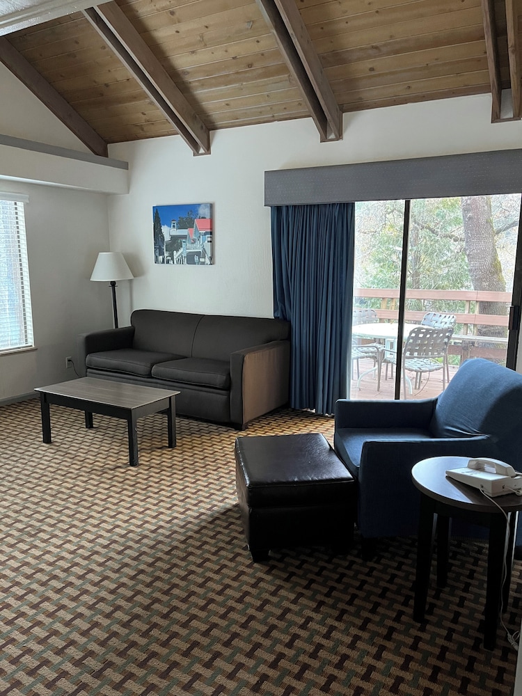Northern Queen Inn - photo 35