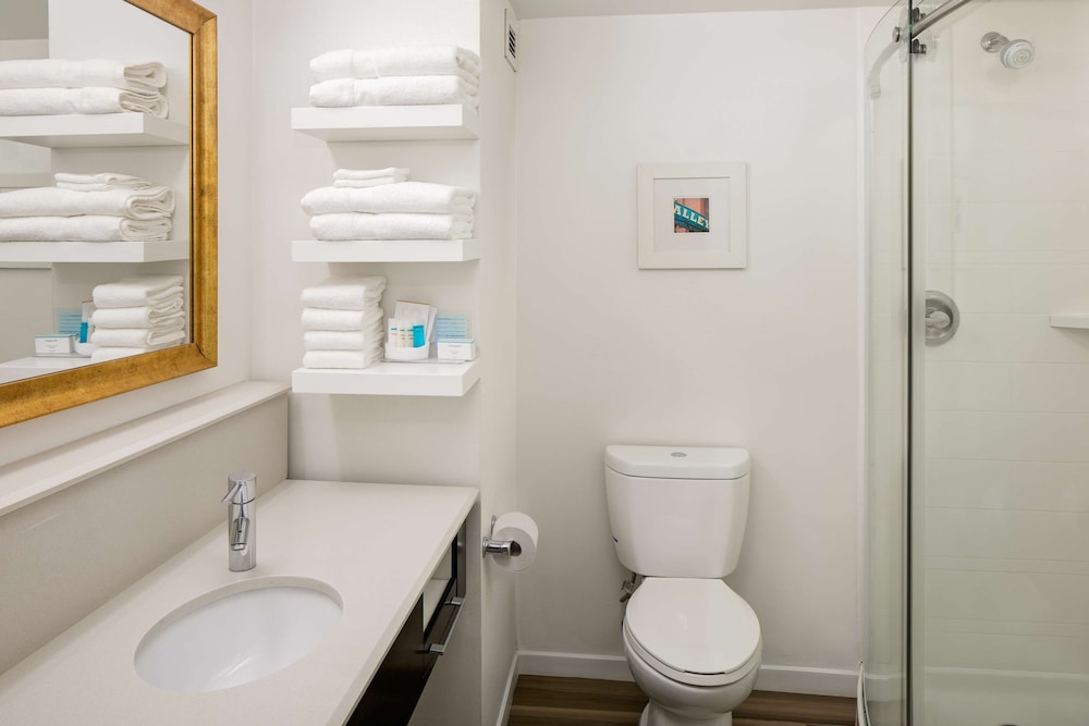 Hampton Inn & Suites Nashville Airport - photo 28