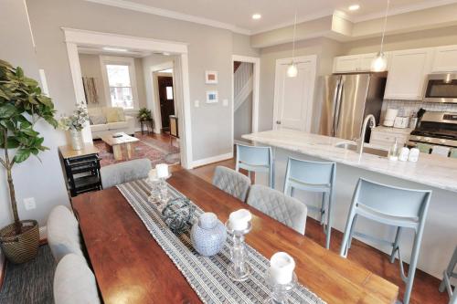 Taylor St Townhouse Private Parking — 4-Star Luxury Hotel in Washington, United States