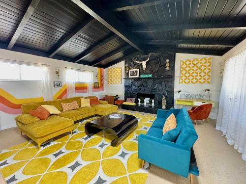 Mid Century Modern Home w Pool & Hot Tub — 4-Star Luxury Hotel in Yucca Valley, United States