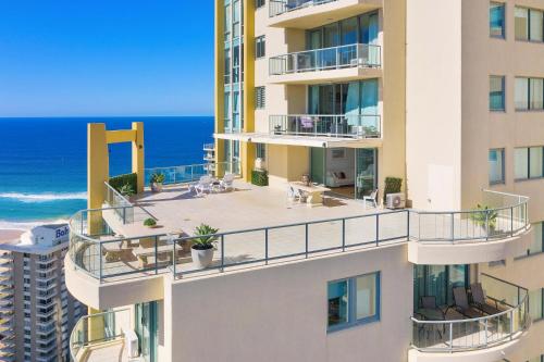 Resort style 3br unit w huge entertainers balcony in Gold Coast, Australia