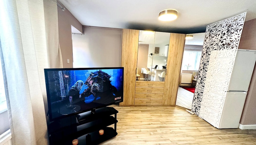 NKN cosy maisonette close to Dartford train station free parking food shopping — 4-Star Luxury Hotel in Dartford, United Kingdom