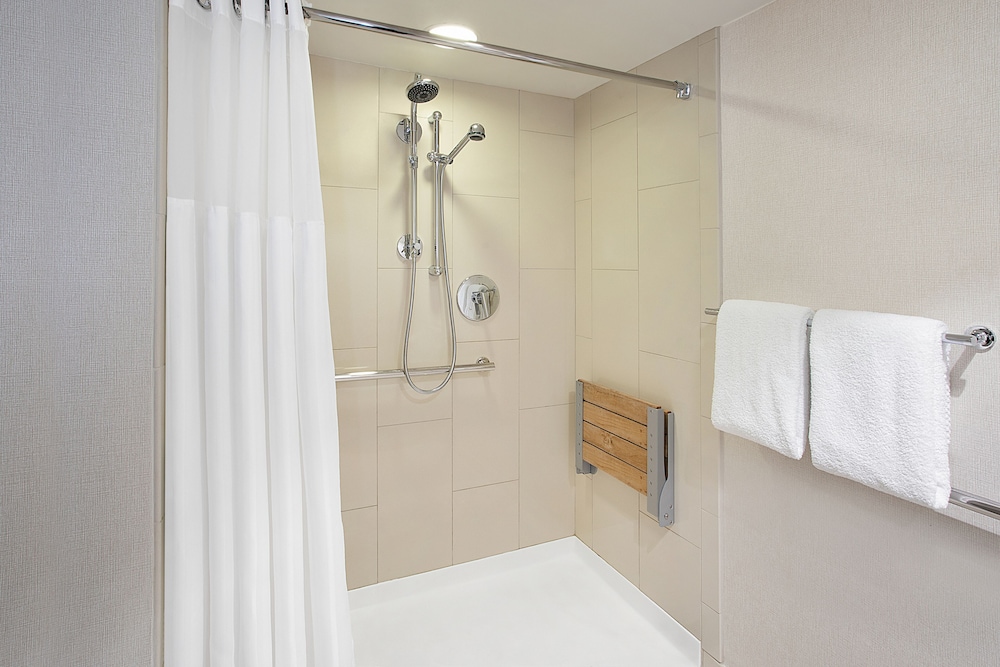 DoubleTree by Hilton Hotel Newark Airport - photo 36