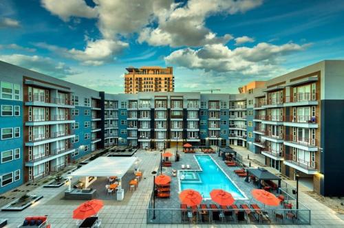 Cozysuites PHX RORO Gym Pool Pets Parking #8 — 4-Star Luxury Hotel in Phoenix, United States