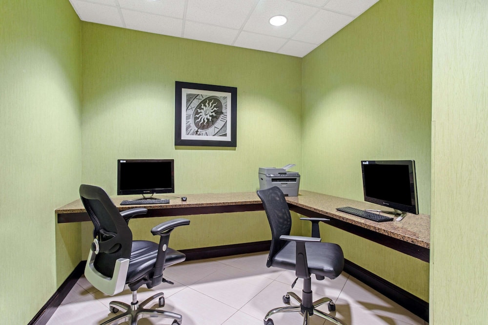 DoubleTree by Hilton Salisbury - photo 41