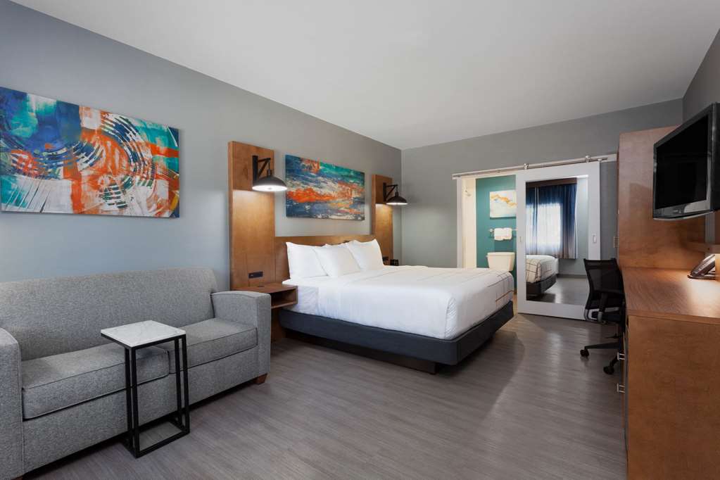 La Quinta Inn & Suites by Wyndham Ft. Myers Sanibel Gateway - photo 20