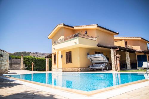 Dimora Fanale Villa Esclusiva con Piscina Privata Fanale Rentals — 4-Star Luxury Hotel in Altavilla Milicia, Italy