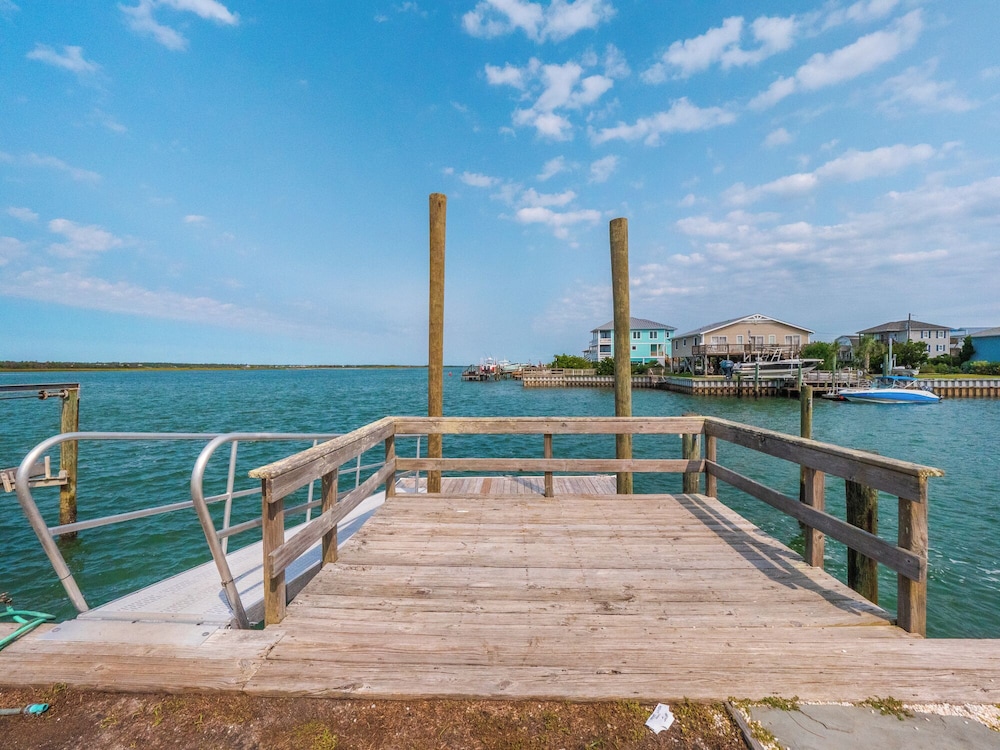 Bears Den in Holly Ridge, United States