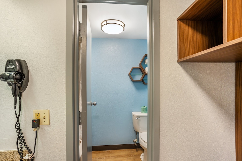 HomeTowne Studios by Red Roof Lancaster - photo 29