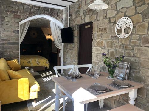 Olli's Cottage Terrace & Jacuzzi optional — 4-Star Luxury Hotel in Bristol, United Kingdom