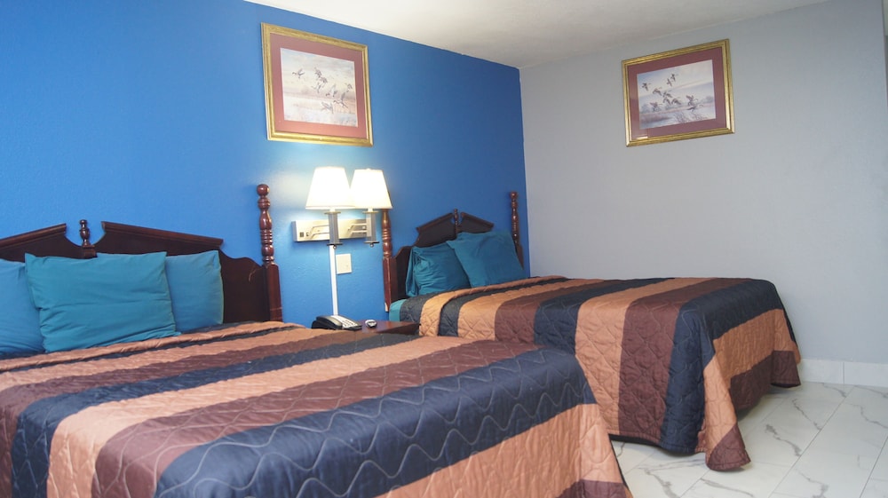 Holiday Lodge & Suites - photo 13
