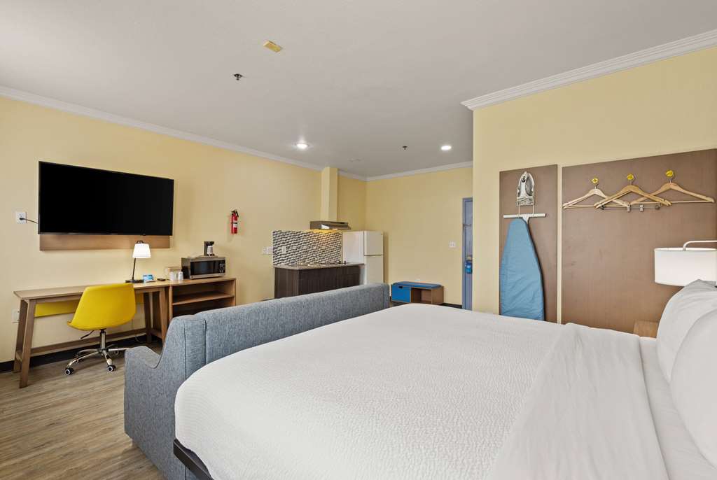 Days Inn & Suites by Wyndham Euless DFW Airport South - photo 37