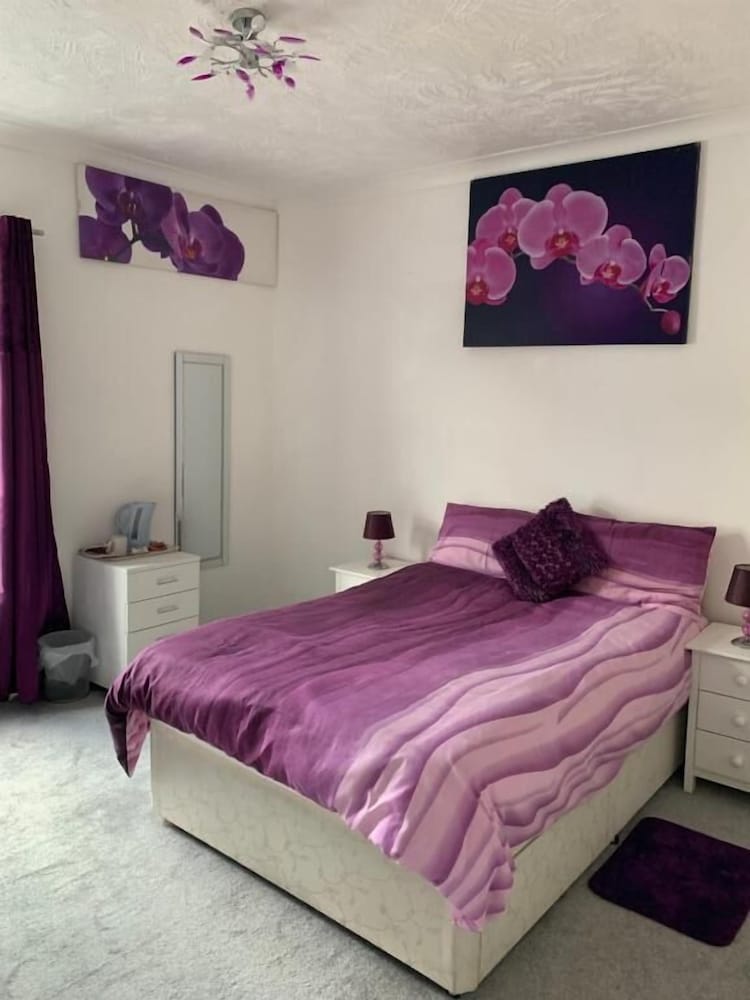 Red Rose Self service — hotel in Leigh