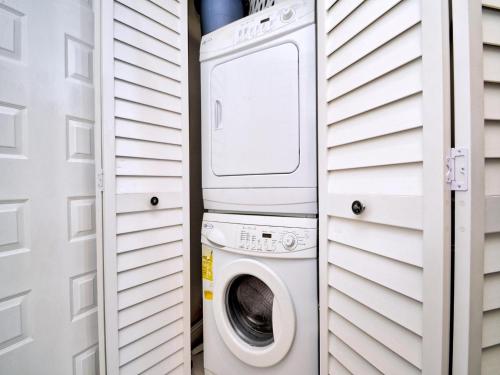 Ocean Sands 504 Beachfront Studio Condo — 4-Star Luxury Hotel in Saint Pete Beach, United States