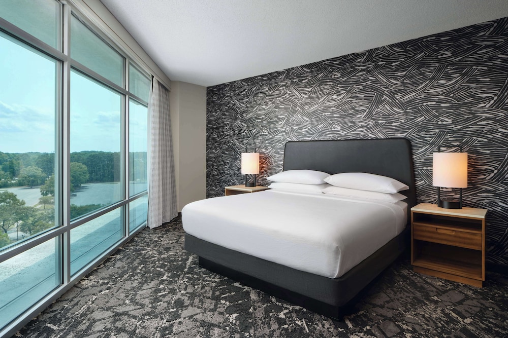 Embassy Suites by Hilton Hampton Convention Center - photo 2