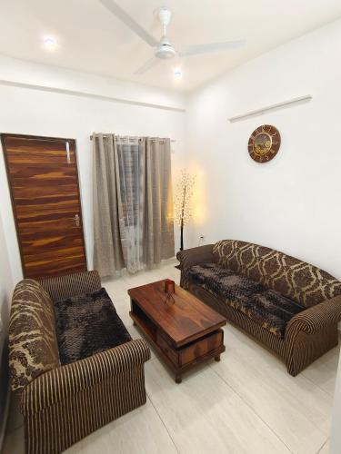 Solitaire Luxurious & Peaceful 3BHK by the Lake & Golf Course — 4-Star Luxury Hotel in New Delhi, India
