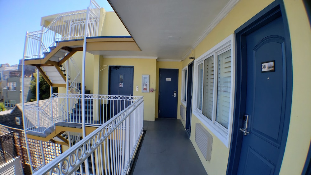 Presidio Parkway Inn - photo 30