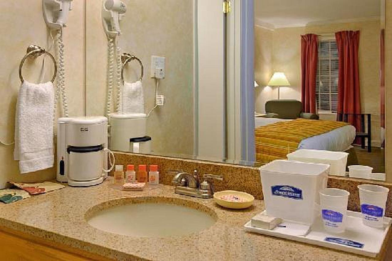 Howard Johnson by Wyndham Burlington - photo 15