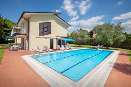 Villa Rose With Pool — 4-Star Luxury Hotel in Bardolino, Italy