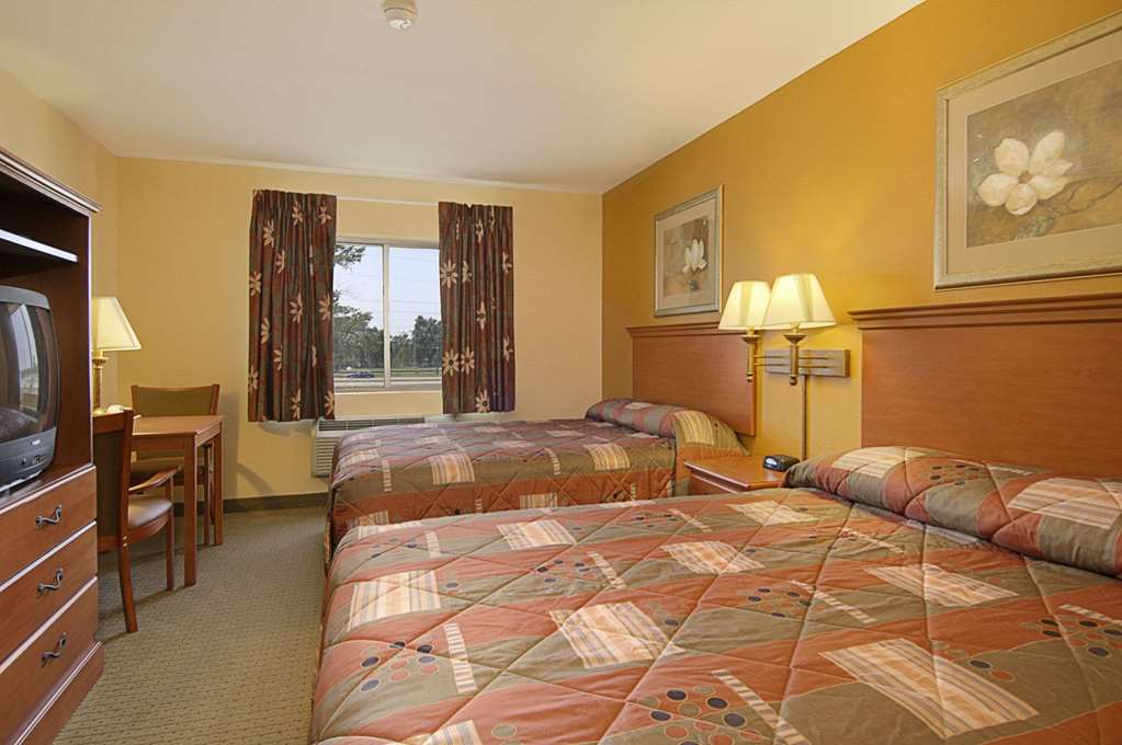 Super 8 by Wyndham Topeka at Forbes Landing - photo 6
