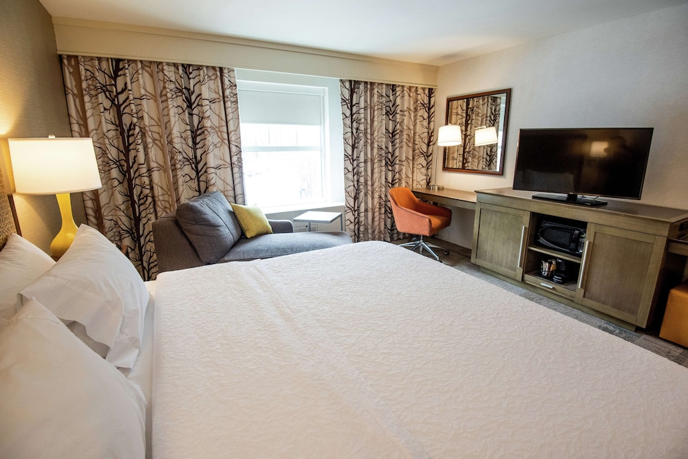Hampton Inn and Suites Manchester - photo 9