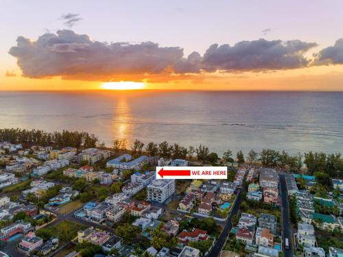 Les Cerisiers Beach Residence Cosy and Modern 3 bedroom apartment located 50 metres from the beach and from all amenities and restaurants on the coastal road — 4-Star Luxury Hotel in Flic En Flac, Mauritius