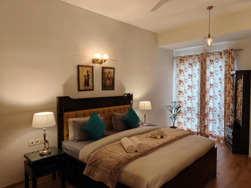 Stylish 2BHK Ground Floor Apartment near Golf Course Road