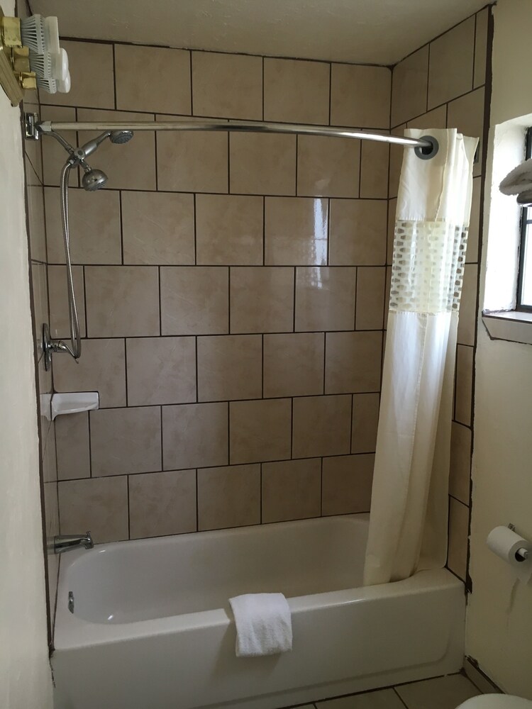 Deluxe Inn Of Roswell - photo 18