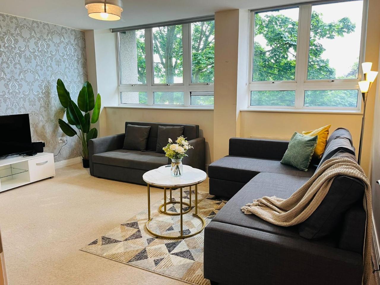 ModernLiving Stevenage 2 Bedroom Apartment Town Centre Sleeps 8 — 4-Star Luxury Hotel in Stevenage, United Kingdom