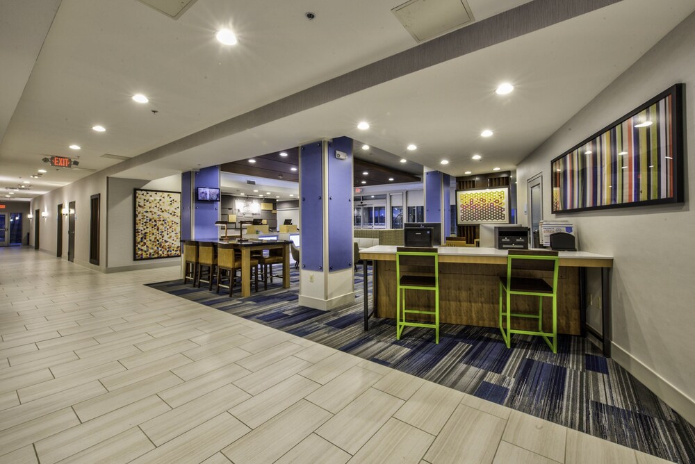 Holiday Inn Express & Suites Dallas NW Farmers Branch by IHG - photo 3