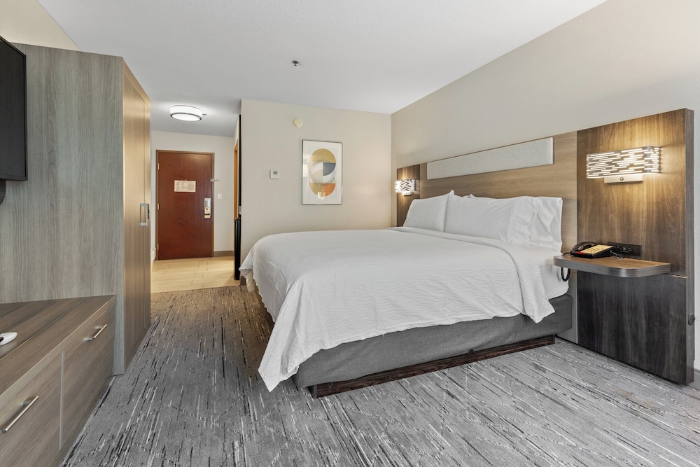 Holiday Inn Express & Suites Starkville by IHG - photo 18