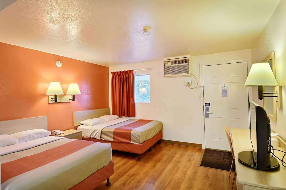 Travelodge By Wyndham Brattleboro Vt - photo 6