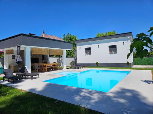 Drinska prica 2 - last minute hotel in Unknown City