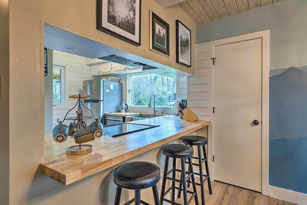 Pet Friendly Massanutten Resort Home with Yard — hotel in Massanutten
