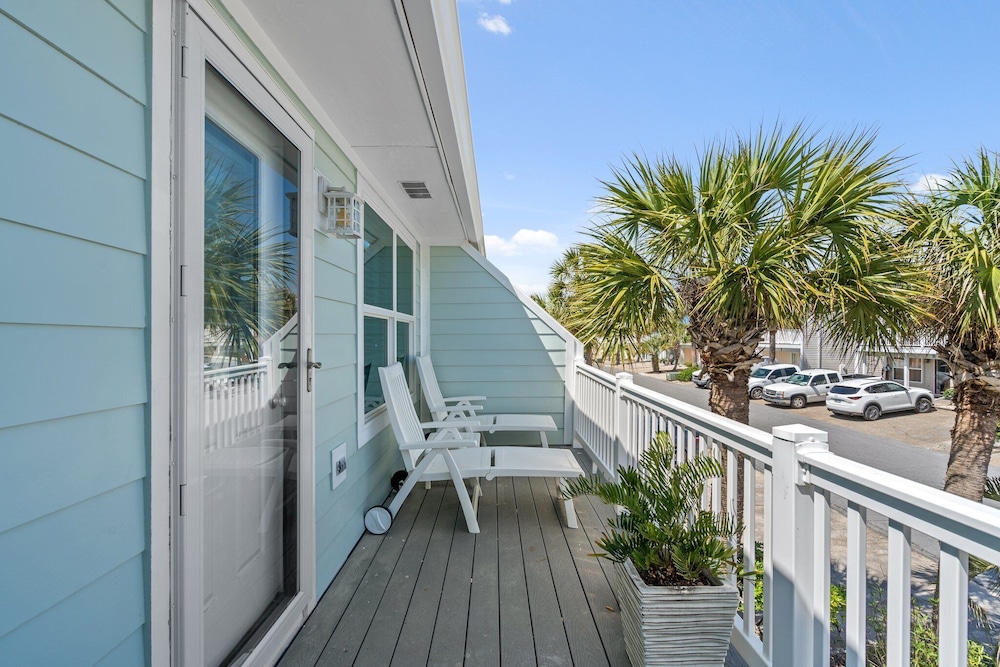 Newly Renovated 140 Feet To White Sandy Beaches Pool Grill - photo 39