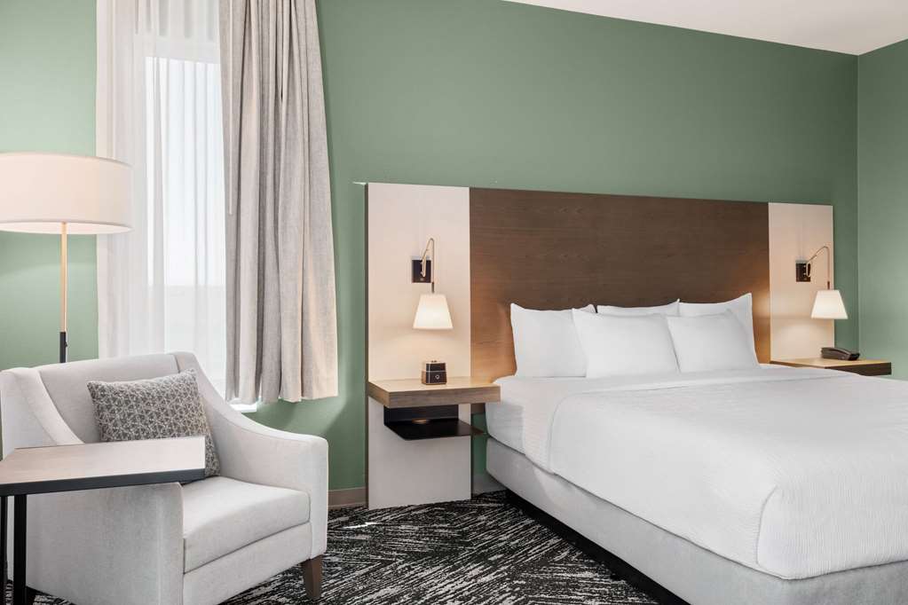 La Quinta Inn and Suites by Wyndham Lincoln - photo 28