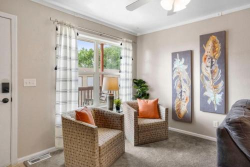 2 Bed 2 And A Half Bath Close To Shopping Restaurants And More — hotel in Pueblo