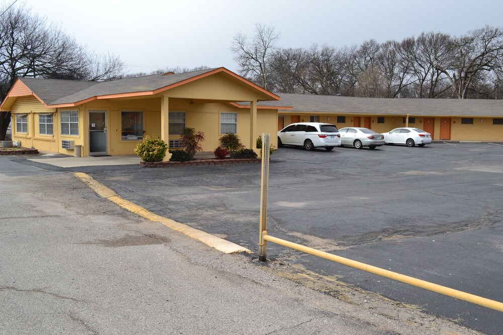 Lake Country Motel - photo 24