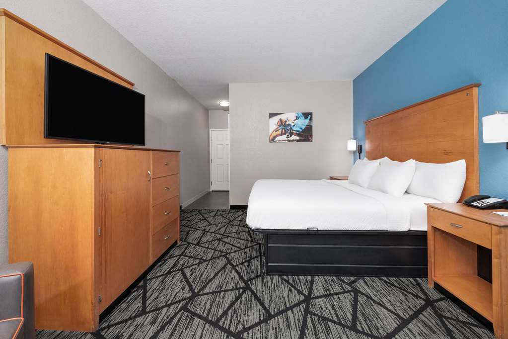 La Quinta Inn & Suites by Wyndham Alvarado - photo 25