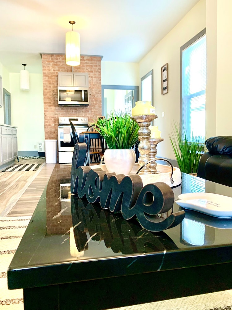 The Iron Scow With Private Yard & Parking Near Falls & Casino by Niagara Hospitality in Niagara Falls, United States