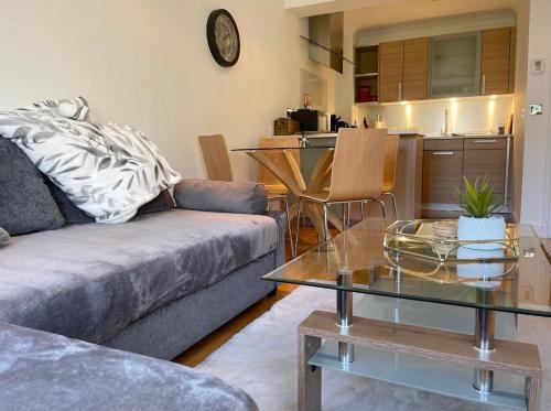 Watch Changing of the Guard And Walk To the Castle 2 Bedroom Apartment — 4-Star Luxury Hotel in Windsor, United Kingdom
